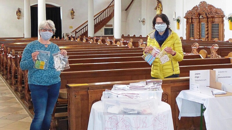 Ruth Fischer (links) und Johanna Plach beim Einsortieren der Masken in der Kirche für die Gottesdienste.