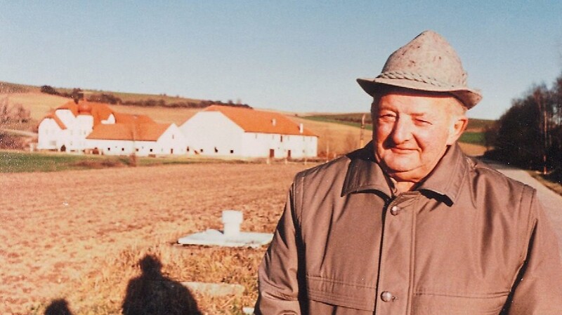 Ehrenbürger Josef Furtner vor seinem landwirtschaftlichen Anwesen in Hof.