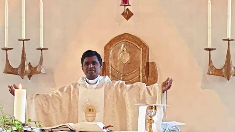 Pater Victor Maria Susa beim Gottesdienst in der Kirche in Niederhöcking bei Landau.