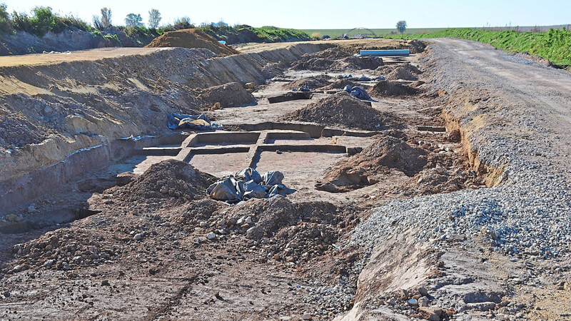 Die archäologischen Grabungen in der Baustelle der Staatsstraße 2 146 erfordern Mehrkosten.
