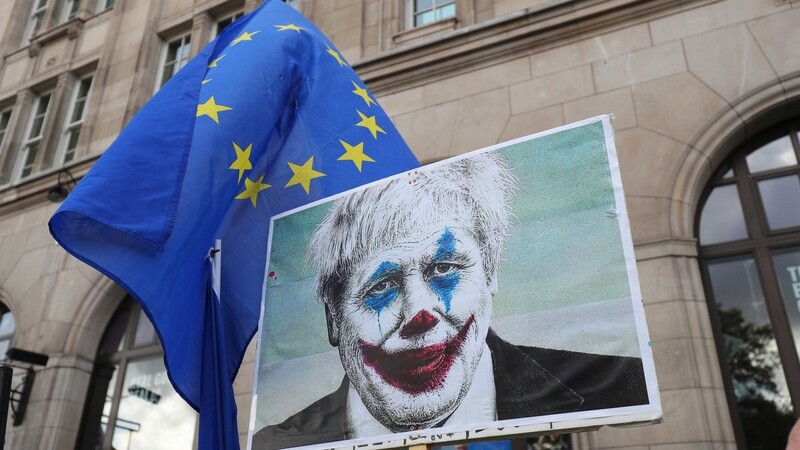 Das Plakat eines Anti-Brexit-Demonstranten zeigt den britischen Premierminister Boris Johnson als Comicschurken "Joker".