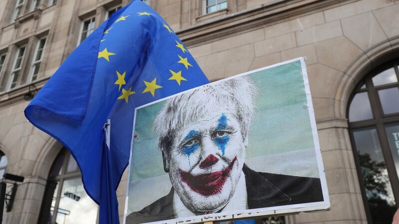 Das Plakat eines Anti-Brexit-Demonstranten zeigt den britischen Premierminister Boris Johnson als Comicschurken "Joker".