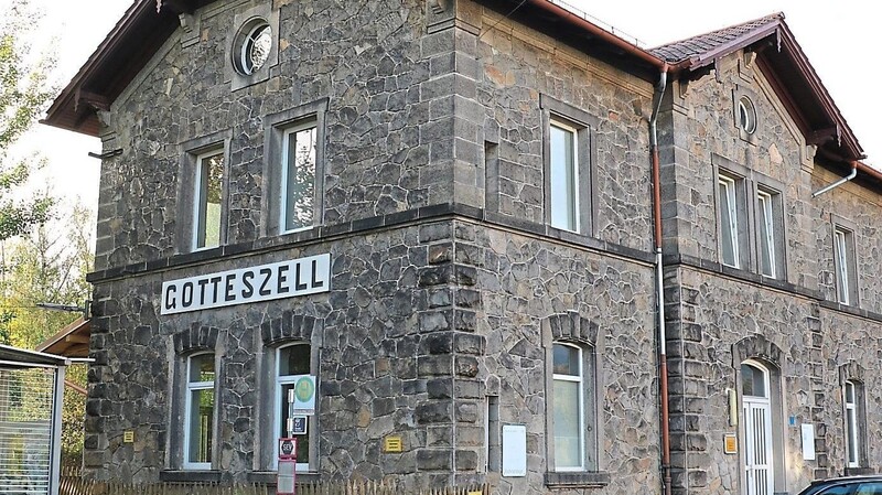 Das altehrwürdige Bahnhofsgebäude in Gotteszell wird zum Vereinsheim.