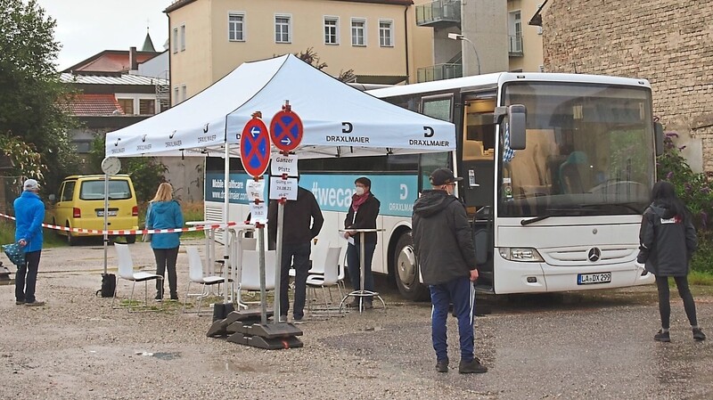 Für das Team der Dräxlmaier Betriebsmedizin war es bereits der zweite ehrenamtliche Einsatz, bei dem mit dem Impfzentrum des Landkreises Landshut, der BRK-Bereitschaft Buch am Erlbach und der Stadt Vilsbiburg kooperiert wurde.