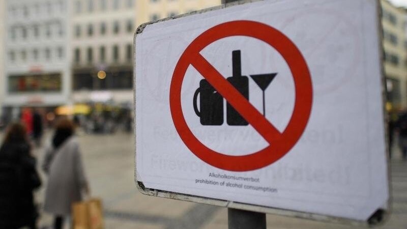 Ein Schild weist auf das bestehende Alkoholverbot in der Fußgängerzone hin.