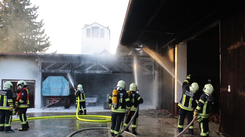 Feuerwehreinsatz in Straubing: Dort ist am Samstagnachmittag eine Scheune in Brand geraten.
