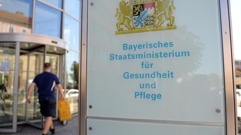 Hinweistafel vor dem bayerischen Gesundheitsministerium in München. Foto: picture alliance / dpa