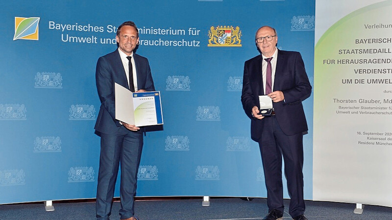 Umweltminister Thorsten Glauber (links) überreichte Kelheims Landrat Martin Neumeyer die Staatsmedaille.