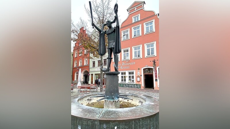 Der Narrenbrunnen ist einer von 40 Brunnen, die die Stadt Landshut betreut. Er wird dieser Tage eingewintert.
