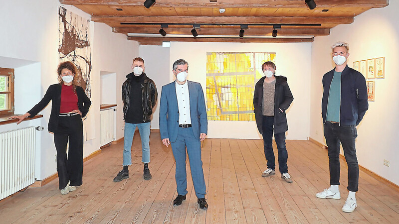 Franz Schneider (Mitte) mit vier der zwölf Künstler, die am Freitag bei der Ausstellungseröffnung zugegen waren.