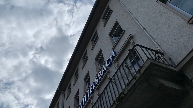 Im ehemaligen Hotel Wittelsbach, das heute als Gemeinschaftsunterkunft für Asylbewerber dient, hat sich die Sorge vor einem Coronavirus-Ausbruch glücklicherweise als unbegründet herausgestellt. (Symbolbild)