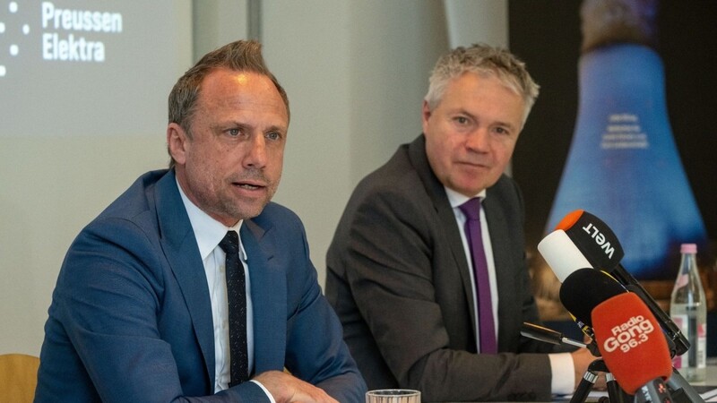 Thorsten Glauber (l, Freie Wähler), bayerischer Staatsminister für Umwelt und Verbraucherschutz, und Guido Knott, Vorsitzender der PreussenElektra.