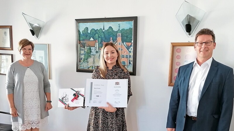 Bürgermeister Helmut Fichtner gratulierte der Kinderpflegerin mit der Bestnote, Marion Pichler (mitte) im Beisein ihrer Ausbilderin Rosalinde Lindner.