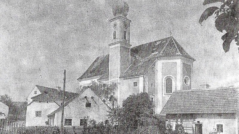 Die alte Wiesenter Pfarrkirche und die umliegenden Gebäude um 1900.