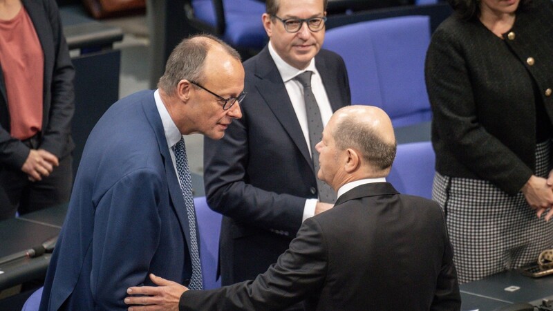 Bundeskanzler Olaf Scholz (r.) und CDU-Bundesvorsitzender Friedrich Merz (l.) haben sich gegenseitig ordentlich angekeilt bei der Generaldebatte.
