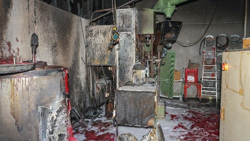 In der Nacht auf Mittwoch brannte eine Kerzenfabrik in Rotthalmünster (Kreis Passau). Der Schaden wird aktuell auf rund 250.000 Euro geschätzt.