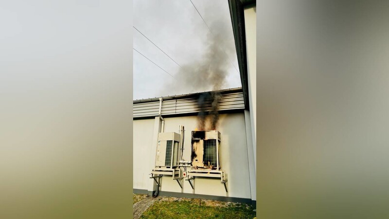 Der Rauch, den der Brand einer Klimaanlage an der Rewe-Filiale ausgelöst hatte, war weithin sichtbar.