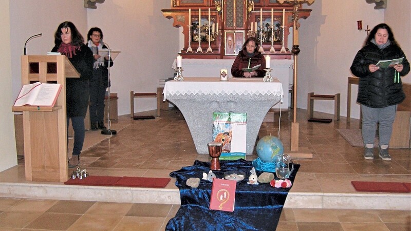 Die Vorstandsmitglieder des Frauen- und Müttervereins beim Weltgebetstag in der Pfarrkirche Willing.