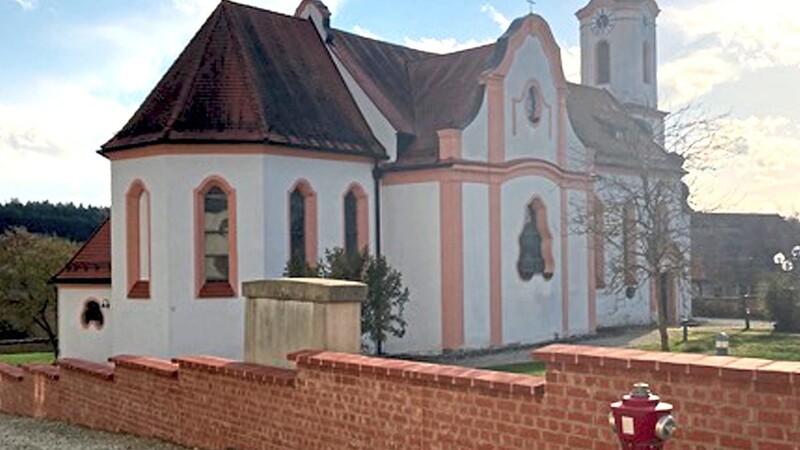 Selbst in die Hand genommen hat die Kirchenverwaltung Volkenschwand die Renovierung der Kirchenmauer - anstelle eines Zauns.
