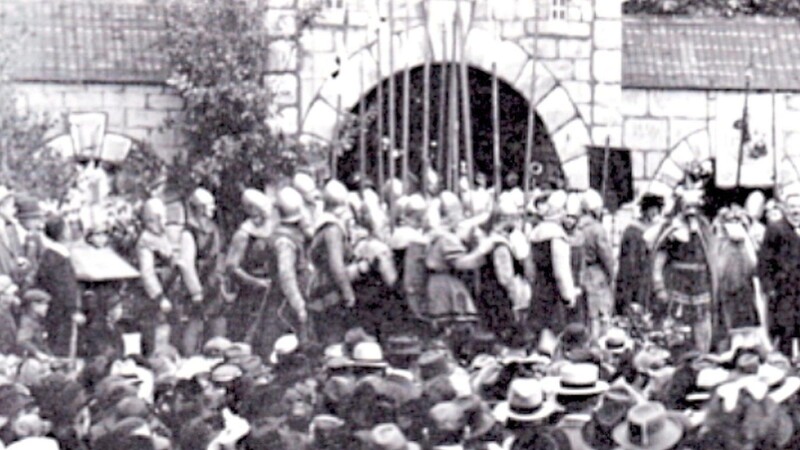 Mit einjähriger Verspätung fand 1921 die Premiere des Drachenstich-Festspiels von Dr. Heinrich Schmidt auch auf dem Stadtplatz statt.