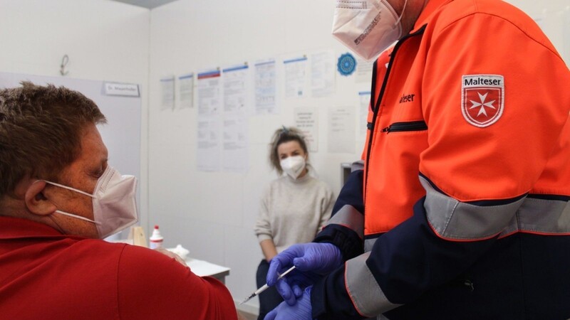 Auch Hilfsorganisationen wie die Malteser und das Bayerische Rote Kreuz unterstützen das Impfzentrum.