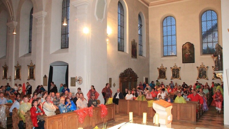 Zufluchtsort Kirche: Viele Festspielbesucher flüchteten sich Samstagnacht vor dem Platzregen mit Hagel in die Stadtpfarrkirche.