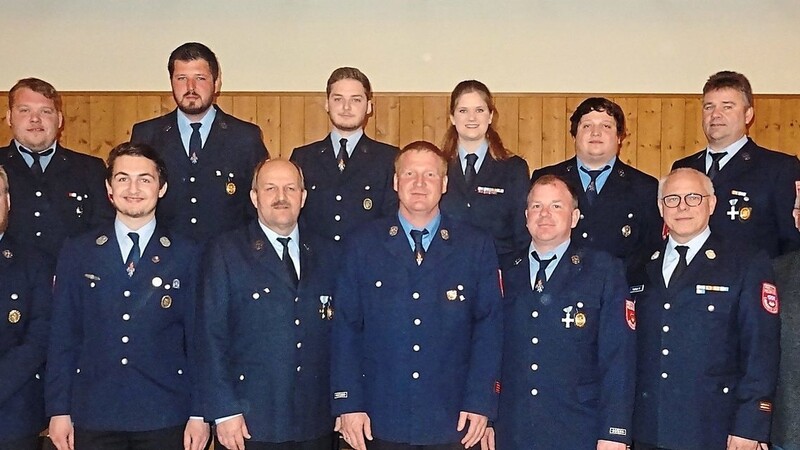 Die frisch gewählte Vorstandschaft der Feuerwehr Bayerbach mit dem geehrten Florian Bindhammer (vorne, 3.v.r.), Kreisbrandmeister Uwe Taglinger (2.v.r.) und Bürgermeister Ludwig Bindhammer (r.).