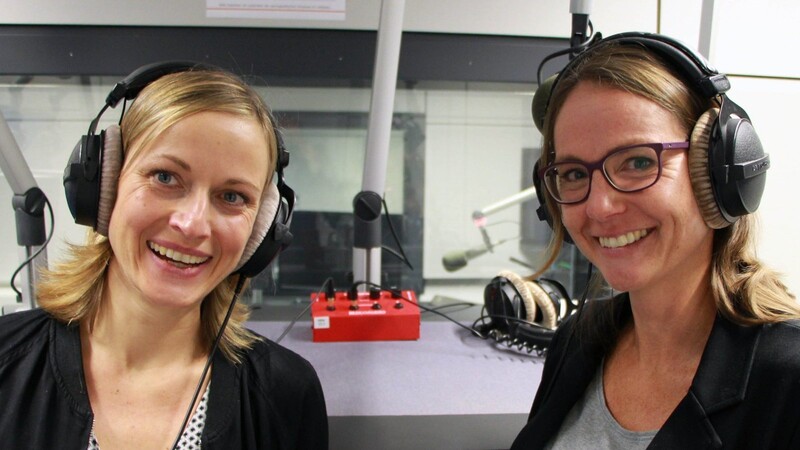 Die beiden Moderatorinnen Barbara Weinert von der Universität Passau und Veronika Barnerßoi von der Hochschule Landshut (v.l.) sprechen im Podcast mit Forschenden abseits von Hörsälen und Laboren.
