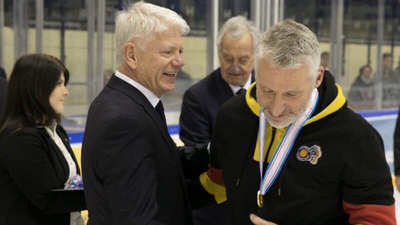 Nach Olympia-Silber bekam Christian Künast (rechts) nun die Goldmedaille bei der U20-Weltmeisterschaft sowie die Glückwünsche von DEB-Präsident Franz Reindl.