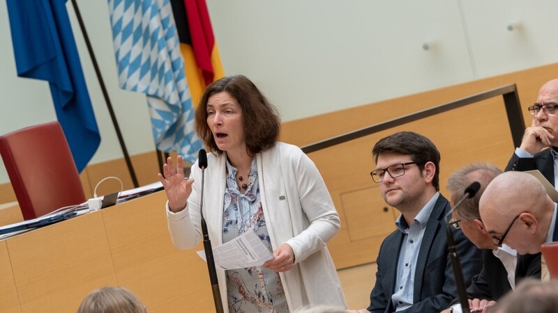 "Wir wollen, dass jetzt endlich ein Gehörlosengeld kommt", fordert Kerstin Celina, die sozialpolitische Sprecherin der Grünen im bayerischen Landtag. Eine von CSU und Freien Wählern vorgeschlagene Einmalzahlung bezeichnet sie als "Farce".