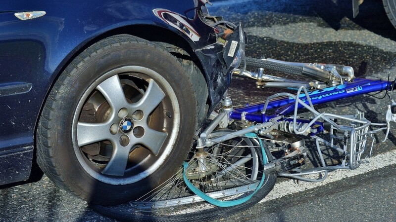 Die Radfahrerin überlebt den Unfall trotz aller Bemühungen nicht.