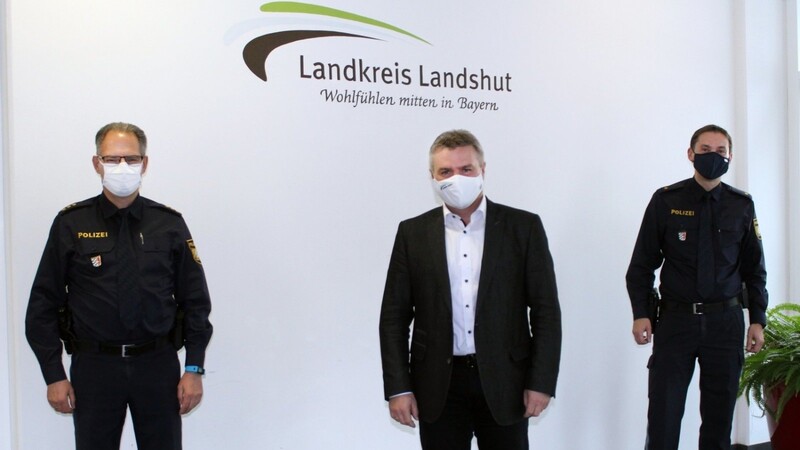 Landrat Peter Dreier begrüßte mit Robert Weber (links) und Andreas Urban die neue Führungsspitze der Polizeiinspektion Landshut.