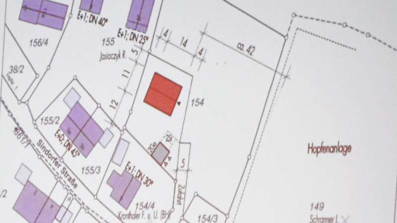 Die Lage des geplanten Wohnhauses (rot gekennzeichnet) zeigt das Problem: Für die Realisierung des Vorhabens nahe der Sindorfer Straße in Reichertshausen sollte eine Bauleitplanung erfolgen.