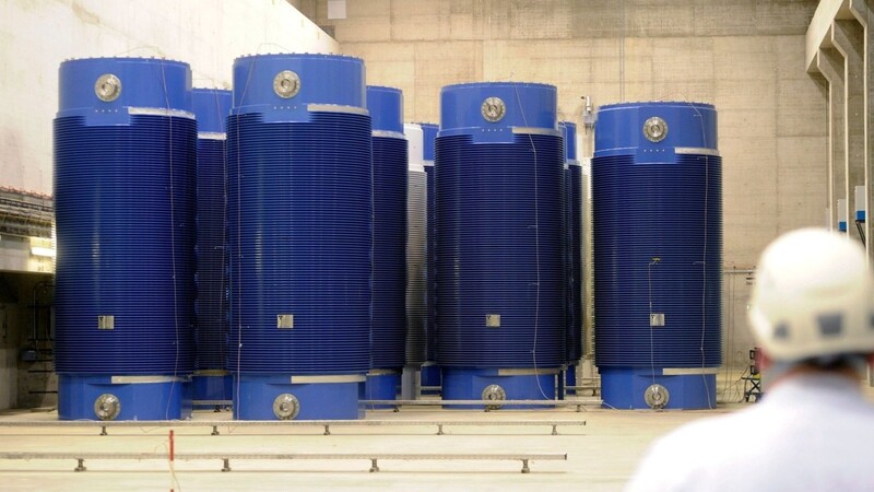 Das Foto zeigt 34 Castor-Behälter für Atommüll.