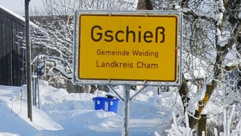 Binnen weniger Monate ist ein Ortsschild des Weidinger Gemeindeteil Gschieß weggekommen (Archivbild).