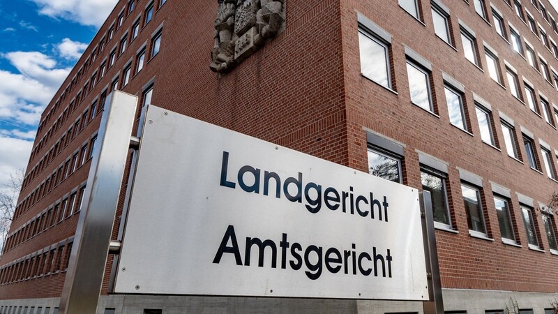 Die Staatsanwaltschaft legt dem Angeklagten in dem Prozess am Landgericht Landshut versuchten Mord, schwere und gefährliche Körperverletzung zur Last.