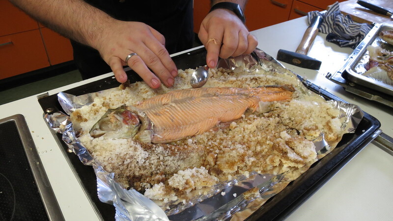 Ein Bett für die Forelle: Der Fisch wird in einer Kruste aus zwei Kilo Salz gegart.