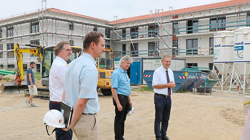 Eine Perspektive für die Seniorenarbeit in Kumhausen: Bürgermeister Thomas Huber (rechts) und BRK-Kreisvorsitzender Werner Loher (links) machten sich ein Bild von den Bauarbeiten an dem Projekt.