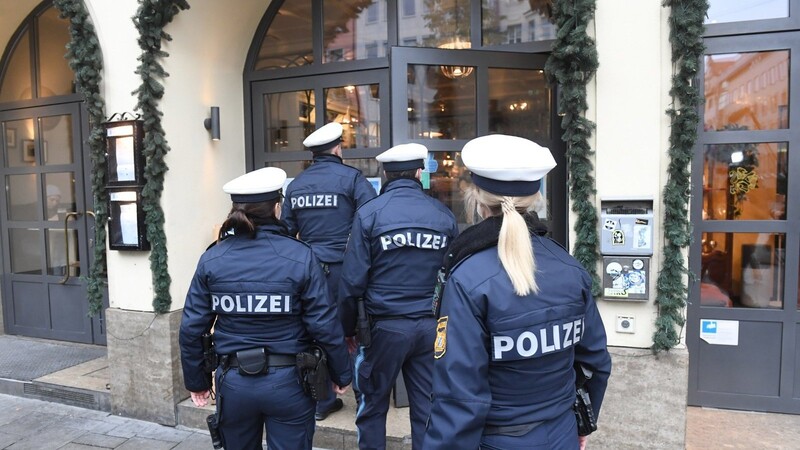 Im Kampf gegen die Corona-Pandemie setzt die bayerische Polizei fortan Prioritäten: Die Kontrollen der Seuchenbekämpfungsmaßnahmen sollen Vorrang haben gegenüber Verkehrskontrollen.