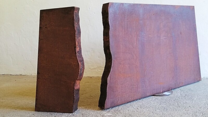 "Abspaltung" aus der Serie "klimaWANDEL", Stahlblock, gerostet, zweiteilig, 140 mal 100 mal 100 und 35 mal 100 mal 10 Zentimeter, von Anton Kerscher.