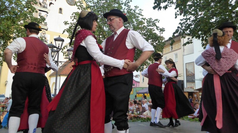 Die Waldler Viechtach zeigen ihre Tänze am Stadtplatz.