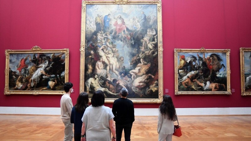 Besucher betrachten in der Alten Pinakothek von Peter Paul Rubens "Das Große jüngste Gericht".
