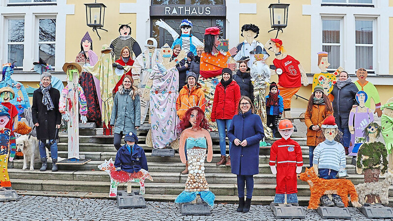 Viele lustige Kunstwerke aus Kinderhand zieren bis Aschermittwoch die Faschingshochburg Bogen. Im Bild Bürgermeisterin Andrea Probst zusammen mit den Leiterinnen der verschiedenen Einrichtungen.