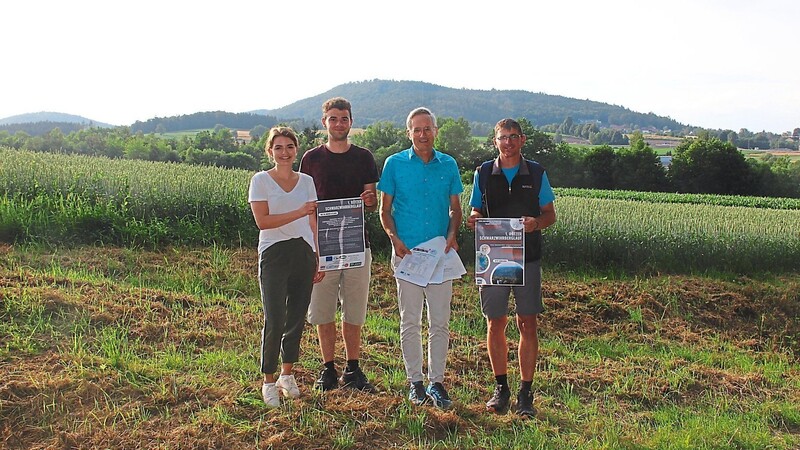 Laden vor herrlicher Kulisse zum Schwarzwihrberglauf ein: Lisa Dirschedl, Markus Dirscherl, Karl Heinz Hofmann und Thomas Steindl (von links).