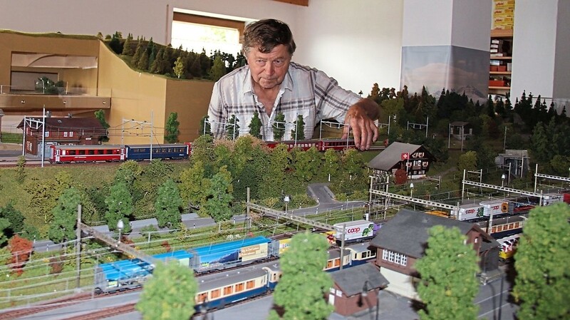 Jeder Handgriff muss stimmen: Josef Hartl geht sehr akribisch und konzentriert vor, wenn er sich seiner Modelleisenbahn, der Rhätischen Bahn aus dem Schweizer Kanton Graubünden, widmet.