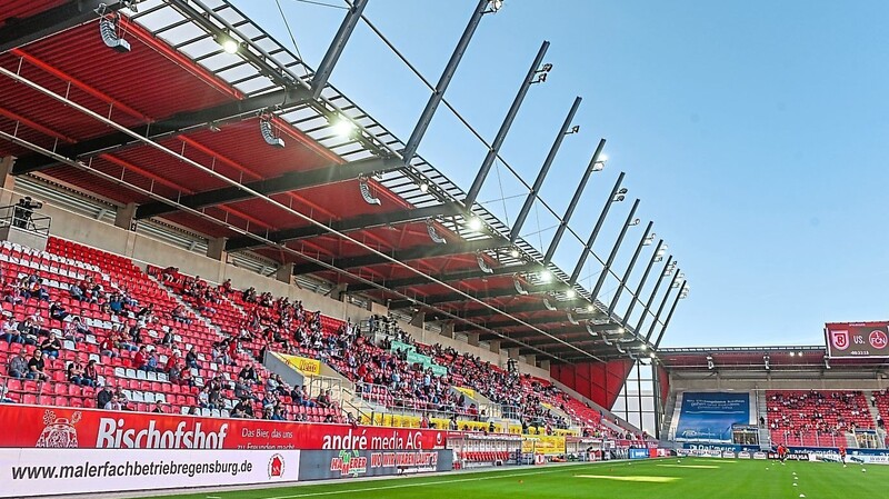 Endlich dürfen die Fans wieder dabei sein - aber nicht unbeschränkt: In Regensburg sind 3800 Zuschauer im Jahn-Stadion erlaubt, das eigentlich eine Kapazität von 15 210 Plätzen hat.