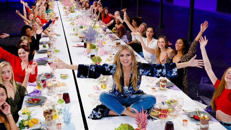 Heidi Klum und ihre besten 50 Models beim Dinner.