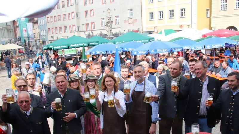 Nach dem erfolgreichen Anzapfen gibt es das erste Bier auf dem Haidplatz.