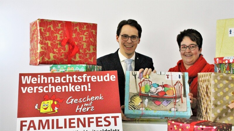 Freuen sich auf das Familienfest mit vielen vollen Päckchen: OB Dr. Christian Moser und Christiane Preiß.