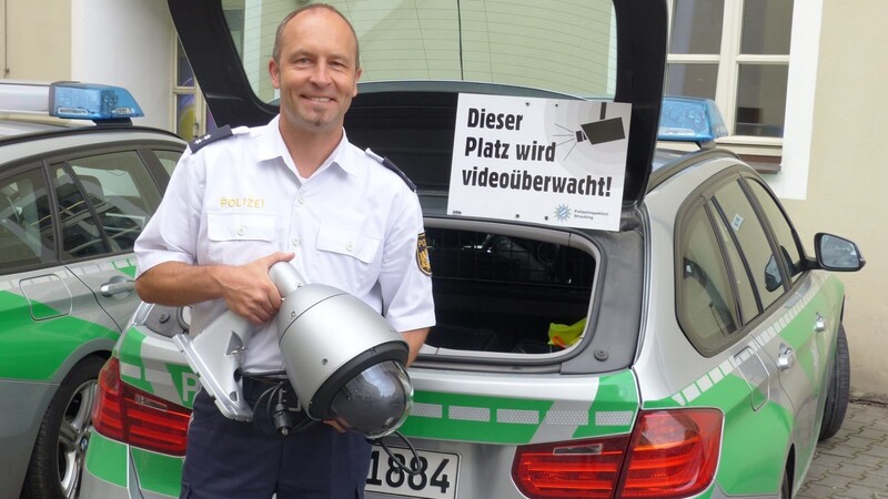 Polizeioberkommissar und Pressesprecher Albert Meier mit einer Überwachungskamera, wie sie in Straubing bald zum Stadtbild gehören könnte.